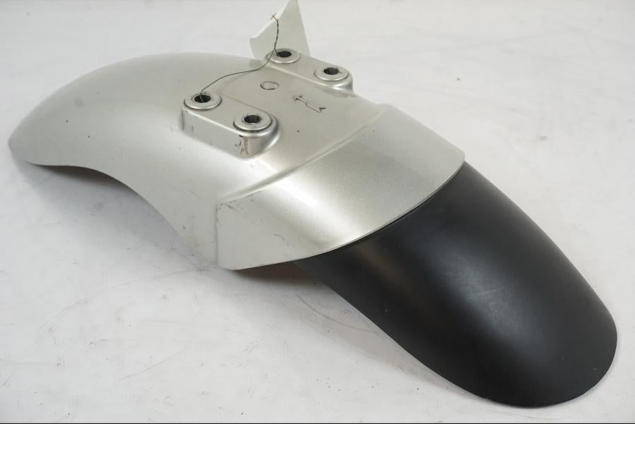 Vänster sida på <p>Framskärm från Yamaha V-MAX 1200 1997.</p>

<p>Mindre ytliga repor finns se bilder.</p>

<p>Skavmärke se bild.</p> motorcykel.