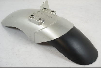 Vänster sida på <p>Framskärm från Yamaha V-MAX 1200 1997.</p>

<p>Mindre ytliga repor finns se bilder.</p>

<p>Skavmärke se bild.</p> motorcykel.