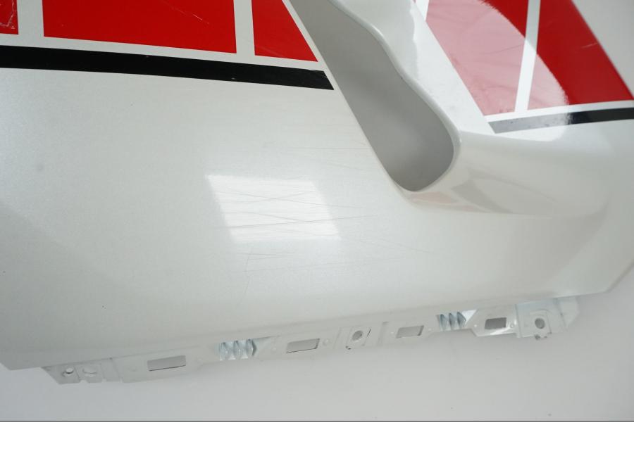 Vänster sida på Sidkåpa från en Yamaha YZF-R7 -2022 motorcykel.