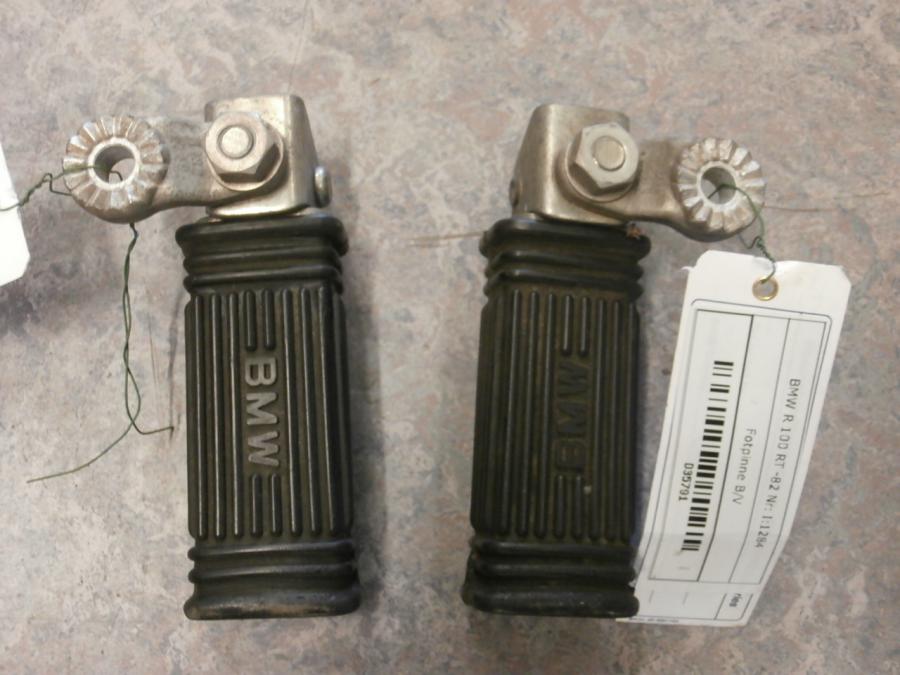 Baksidan på Fotpinnesats från en BMW R 100 RT -1982 motorcykel.