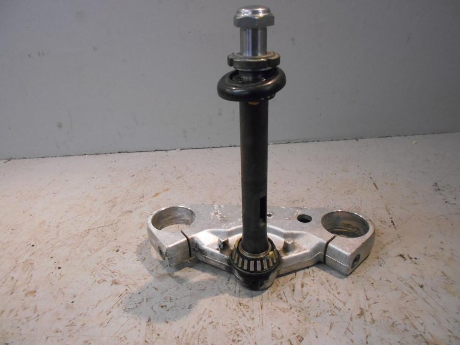 Höger sida på Gaffelkrona från en Suzuki VZ 800 -2000 motorcykel.