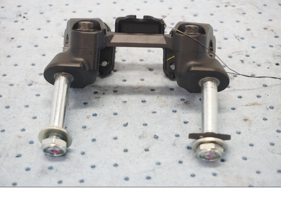 Baksidan på Styrfäste från en Kawasaki Z 650 ABS -2020 motorcykel.