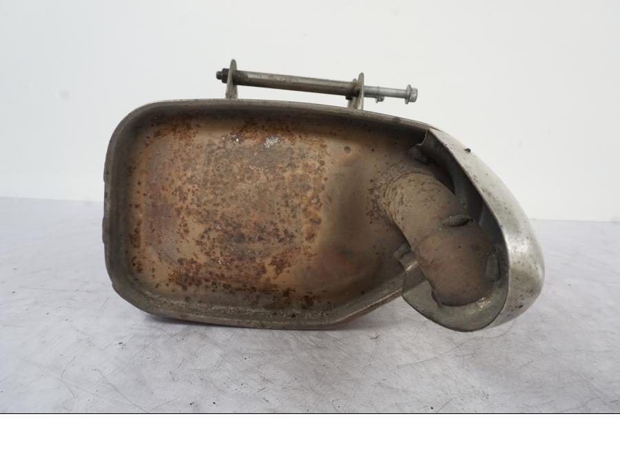 Snett nerifrån på Ljuddämpare från en Kawasaki ER-6N -2008 motorcykel.