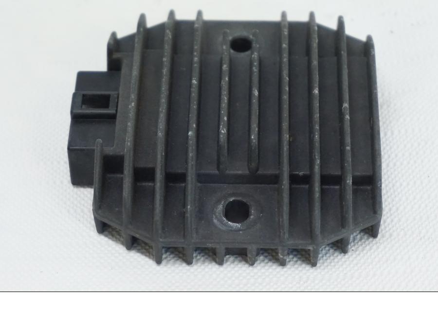 Höger sida på Likriktare från en Yamaha TDM 850 -1998 motorcykel.