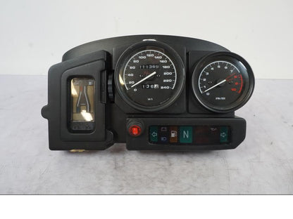 Framsidan på Instrumentpanel från en BMW R 1150 GS -2002 motorcykel.