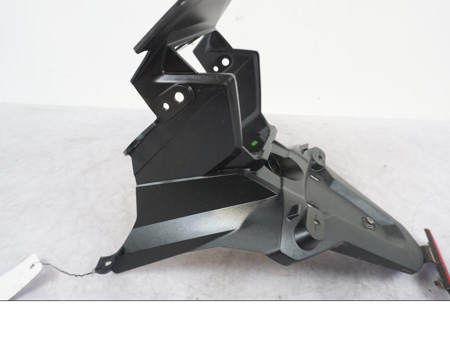 Vänster sida på Skylthållare från en Triumph Tiger Explorer -2016 motorcykel.