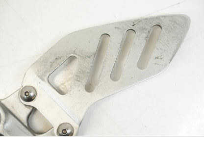 Höger sida på Fotpinnefäste inre från en Suzuki GSX-R 1000 -2005 motorcykel.