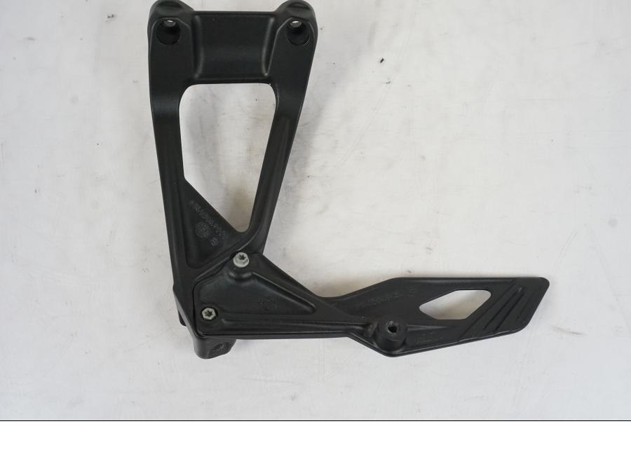 Snett nerifrån på Fotpinnefäste från en KTM 1290 Super Duke -2019 motorcykel.