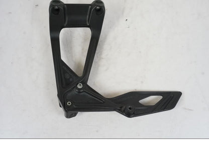 Snett nerifrån på Fotpinnefäste från en KTM 1290 Super Duke -2019 motorcykel.