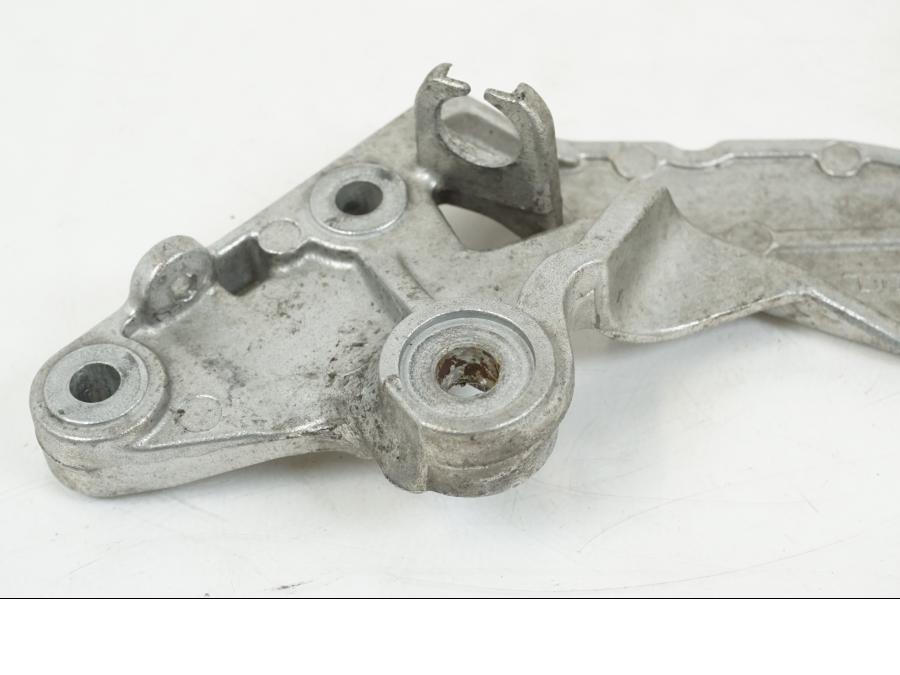 Snett uppifrån på Fotpinnefäste från en Yamaha FZR 1000 -1990 motorcykel.