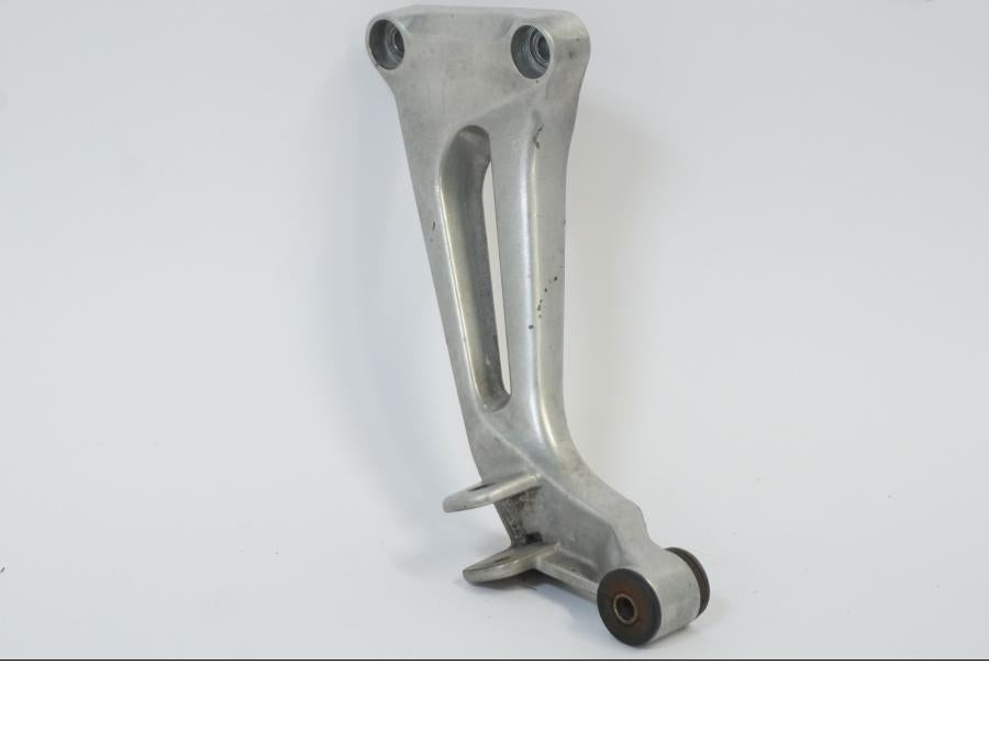 Framsidan på Fotpinnefäste från en Honda VTR 1000 F -1999 motorcykel.