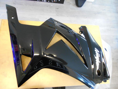 Framsidan på Sidkåpa från en Kawasaki Ninja 250 -2008 motorcykel.