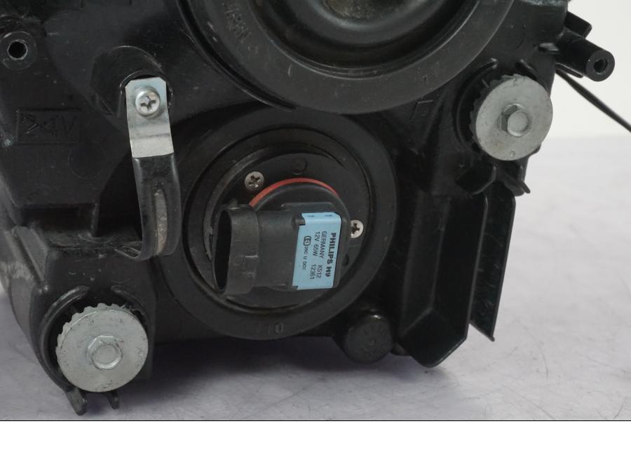 Snett nerifrån på Strålkastare från en Suzuki GSX-R 750 -2006 motorcykel.