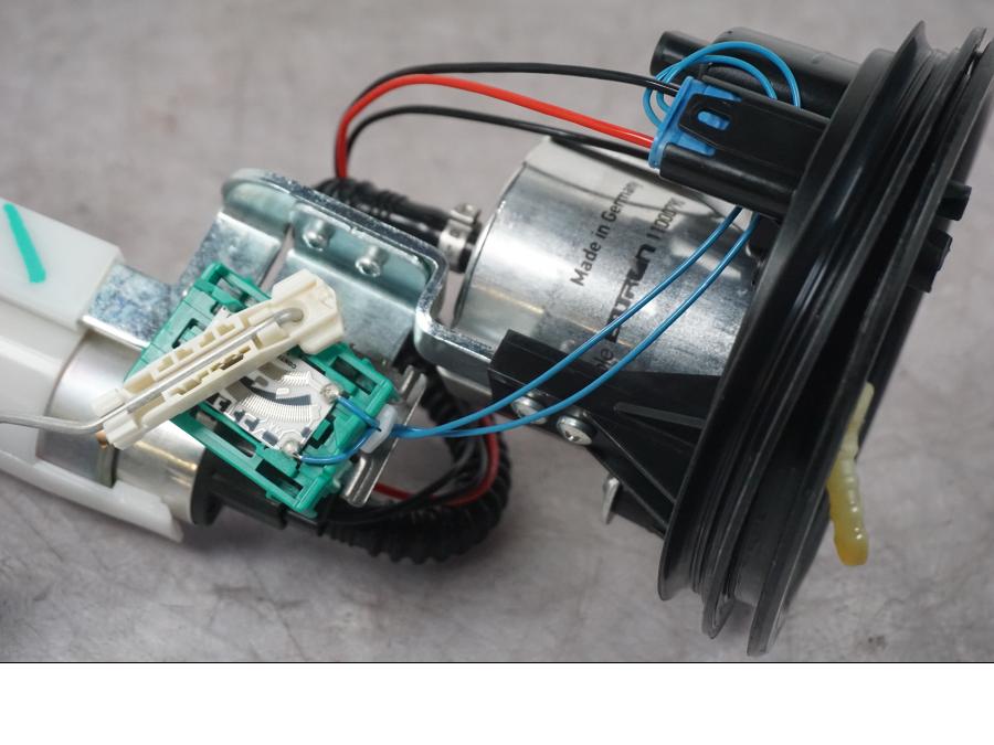 Snett nerifrån på Bensinpump insprut från en BMW F 800 R -2018 motorcykel.