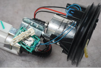 Snett nerifrån på Bensinpump insprut från en BMW F 800 R -2018 motorcykel.