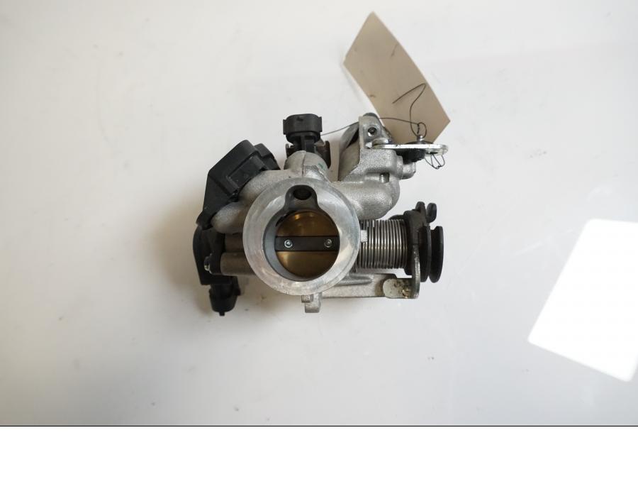 Baksidan på Spjällhus från en KTM 125 Duke -2013 motorcykel.