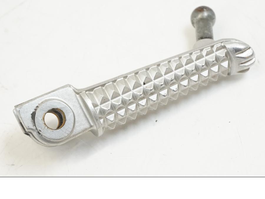 Vänster sida på Fotpinne från en Yamaha YZF 1000 R1 -2009 motorcykel.