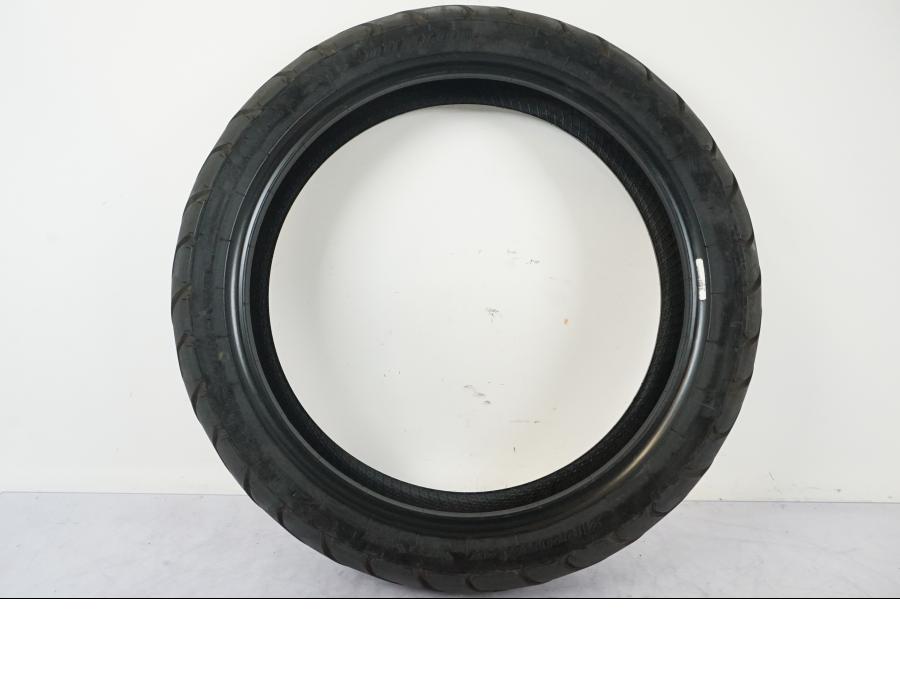 Extrabild6 på <p>Begagnad däck av märket Dunlop och modell Arrowmax StreetSmart.</p>

<p>Märke från inbromsning se bild.</p>

<p>Dimension 130/70-17 M/C 62H. </p>

<p>Mönsterdjup ca: 5,10mm.</p>

<p>Mönsterdjup yttre kant ca: 5,50mm.</p>

<p>Tillv: vecka 40 år 2018.</p> moped.