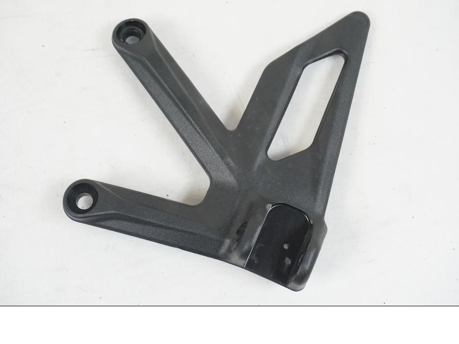 Framsidan på Fotpinnefäste från en KTM 1290 Super Duke R EVO -2023 motorcykel.