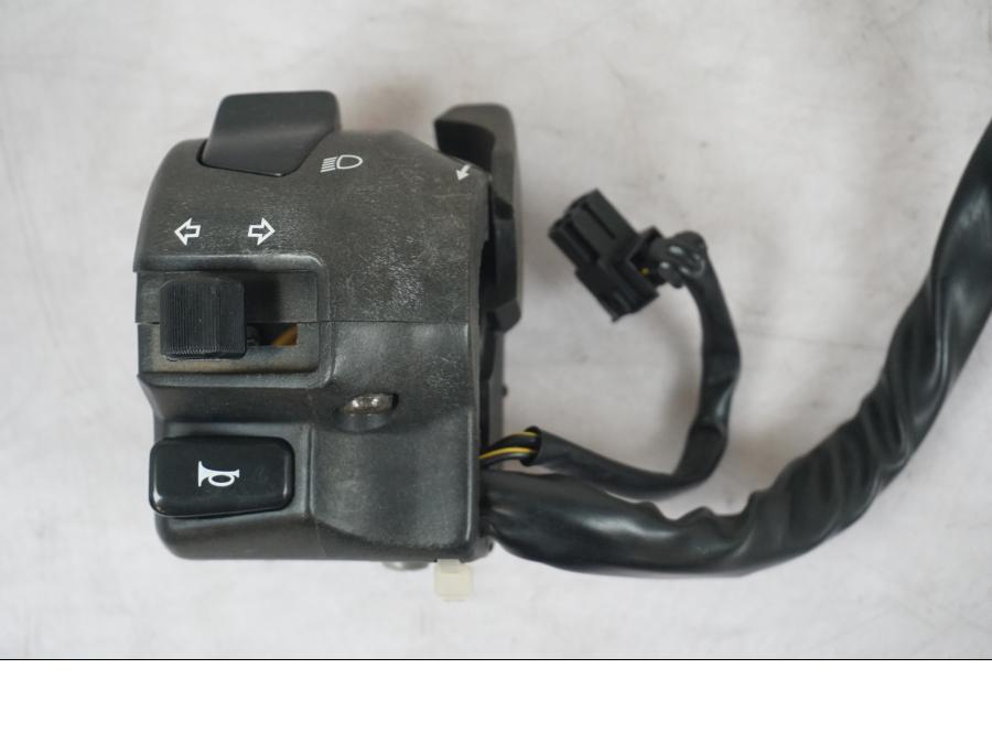 Vänster sida på Styrelreglage från en Suzuki SV 650 -1999 motorcykel.