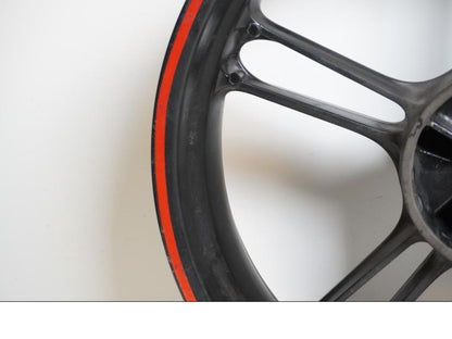 Snett nerifrån på Fälg från en Yamaha YZF-R 125 -2009 motorcykel.