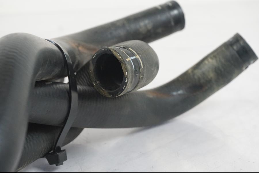 Snett nerifrån på Vattenkyl Slang Set från en KTM 1290 Super Duke R -2022 motorcykel.