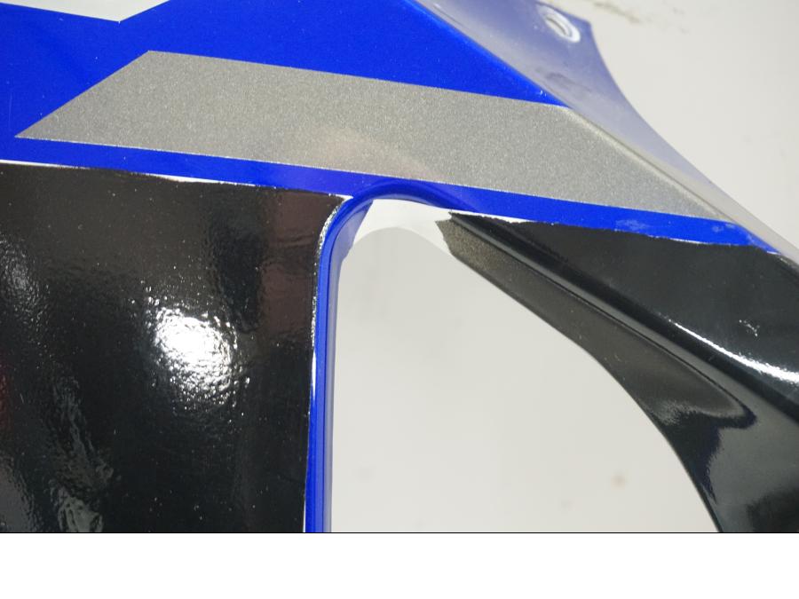 Snett nerifrån på Sidkåpa från en Yamaha YZF 1000 R1 -2001 motorcykel.