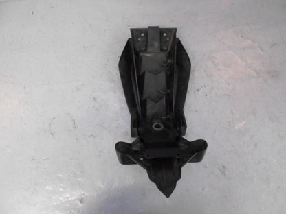 Baksidan på Skylthållare från en Yamaha XJ 6 -2010 motorcykel.