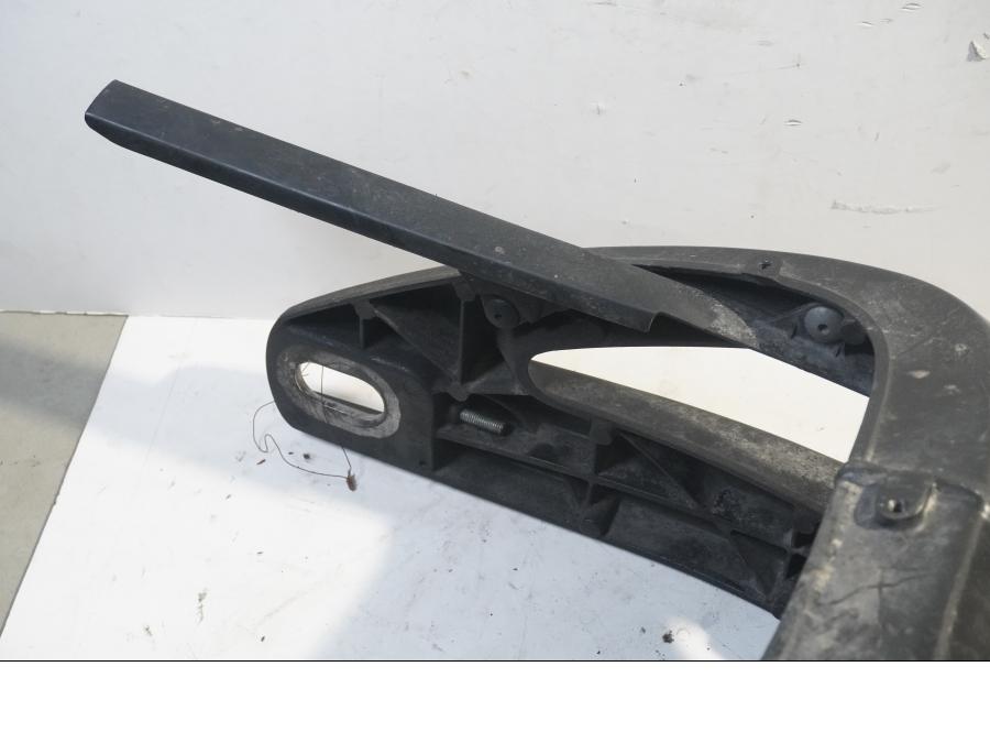 Vänster sida på Sving från en Yamaha FZ-8 -2011 motorcykel.