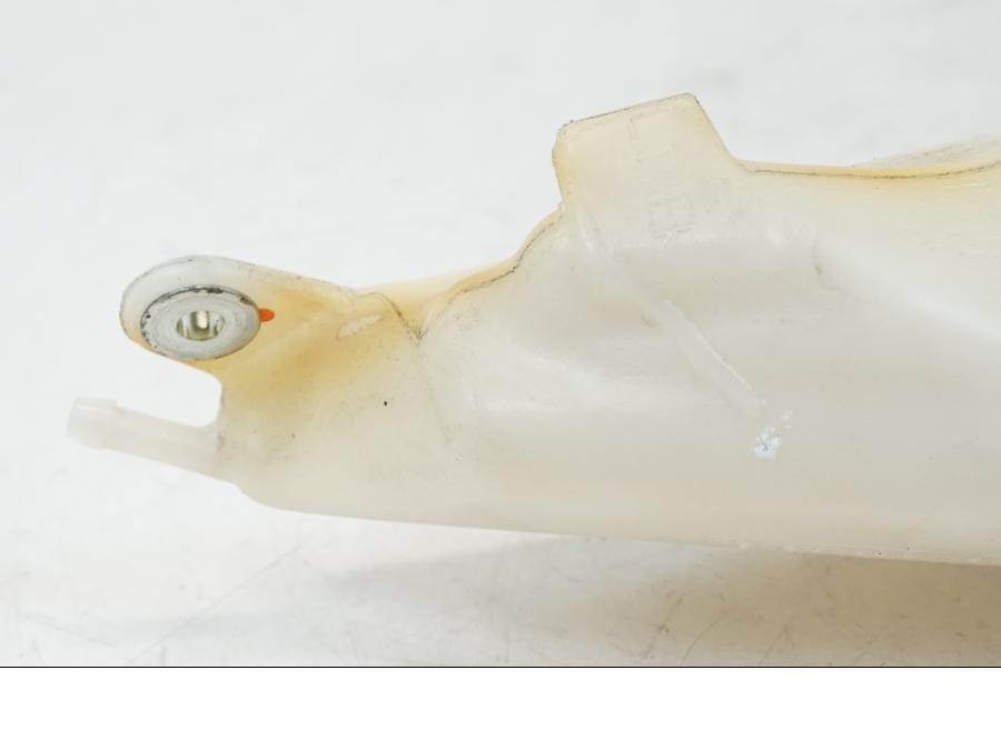 Höger sida på Vattenexpansionskärl från en Honda CB 600 F -2008 motorcykel.