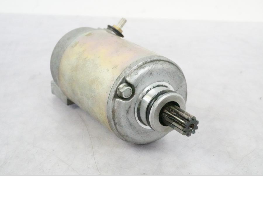 Höger sida på Startmotor från en BMW K 1200 S -2005 motorcykel.