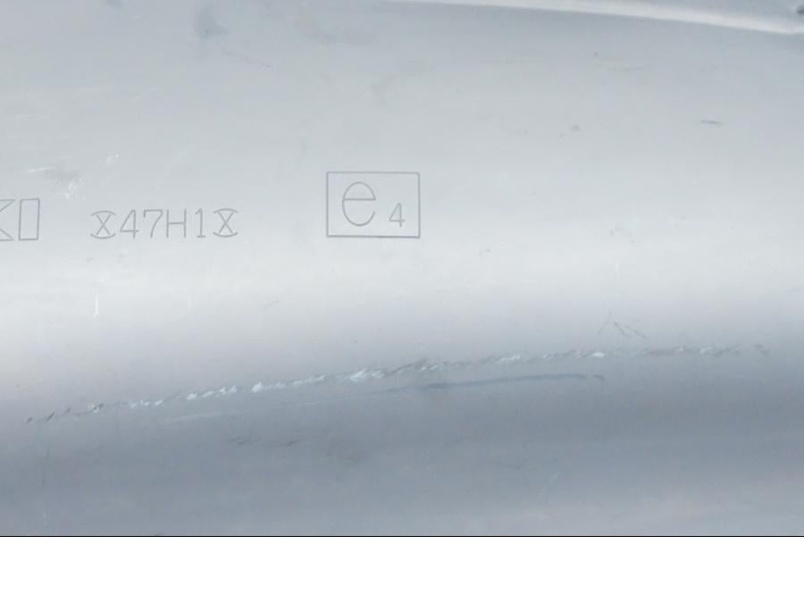 Snett nerifrån på Ljuddämpare från en Suzuki GSX-R 1000 -2009 motorcykel.