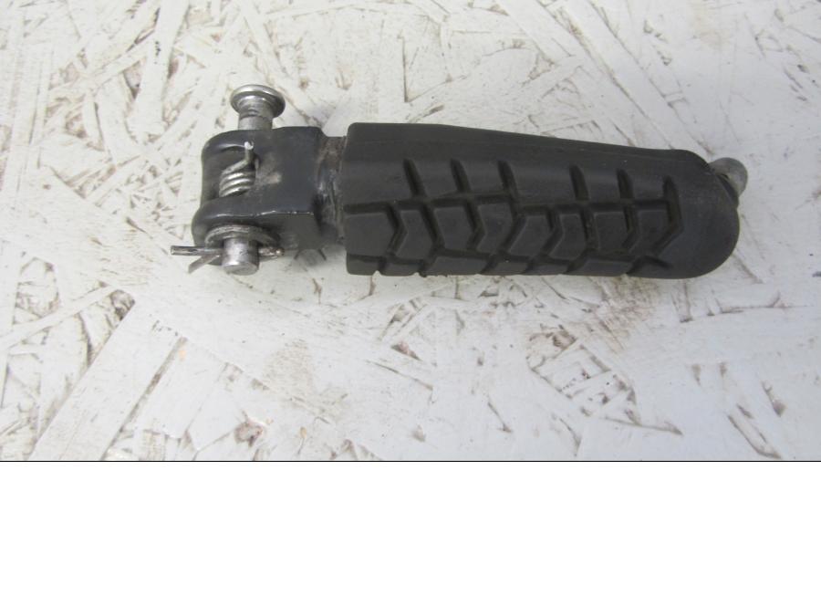 Framsidan på Fotpinne från en KTM 125 Duke -2014 motorcykel.