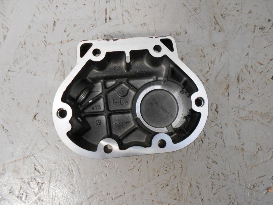 Baksidan på Transmissionskåpa från en H-D Softail Night Train EFI FXSTBI -2005 motorcykel.