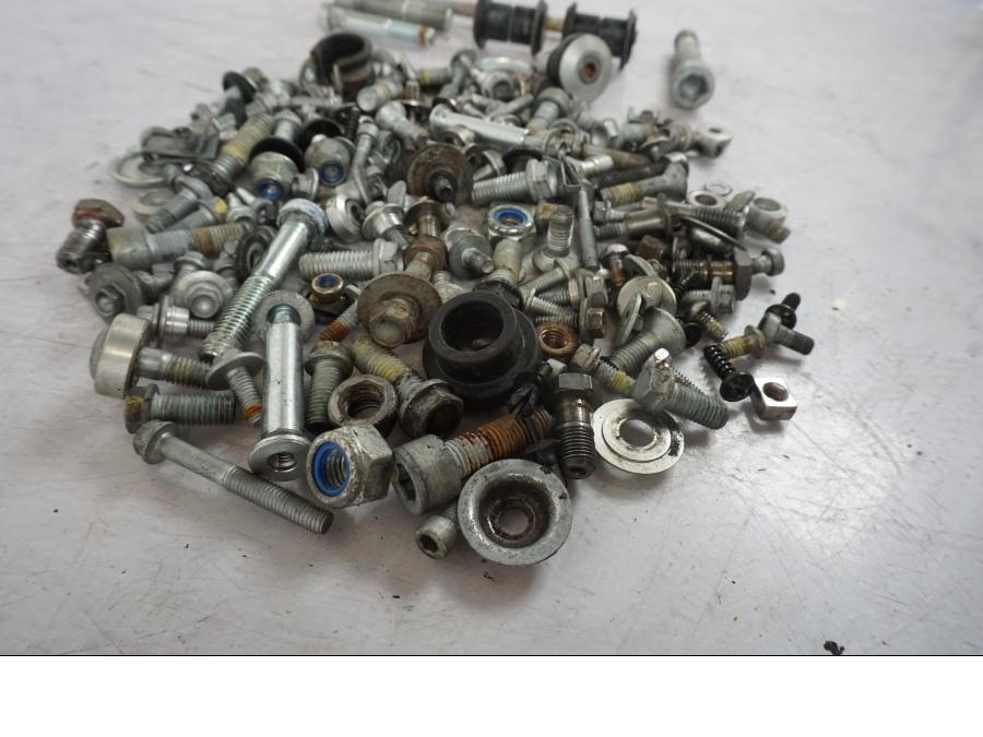 Vänster sida på Skruv / Mutter etc från en KTM 990 Super Duke -2006 motorcykel.