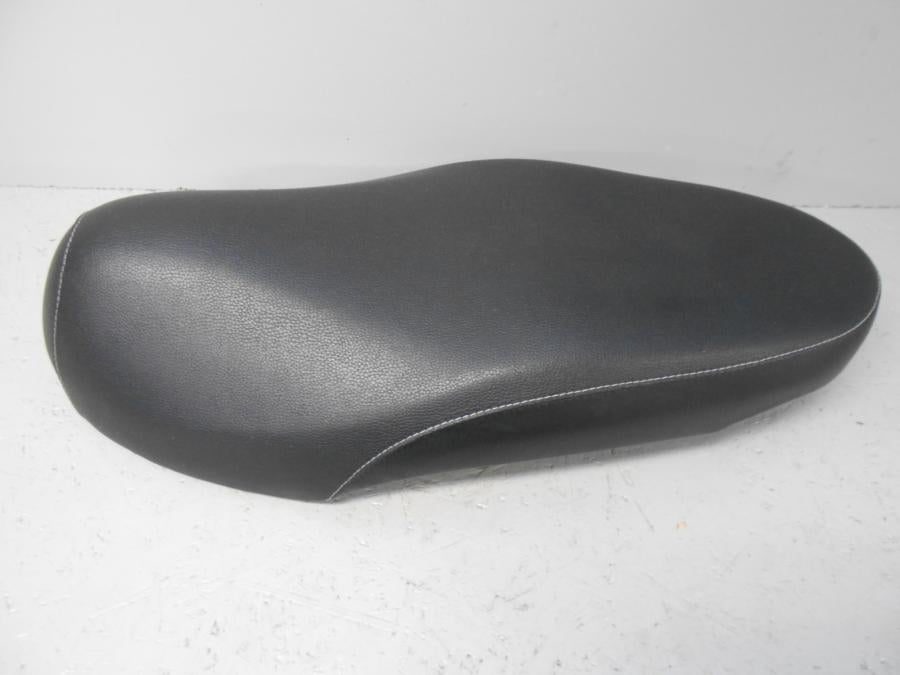 Baksidan på Sadel från en Yamaha Delight -2014 motorcykel.