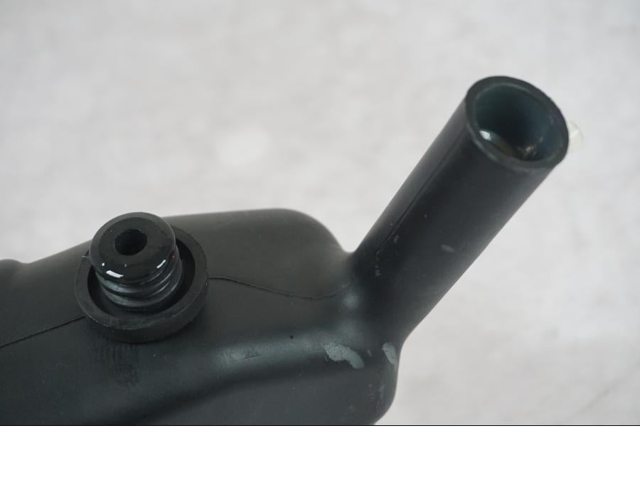 Extrabild2 på Vattenexpansionskärl från en Suzuki SV 650 -1999 motorcykel.