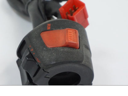 Vänster sida på Styrelreglage från en Honda VFR 750 -1988 motorcykel.