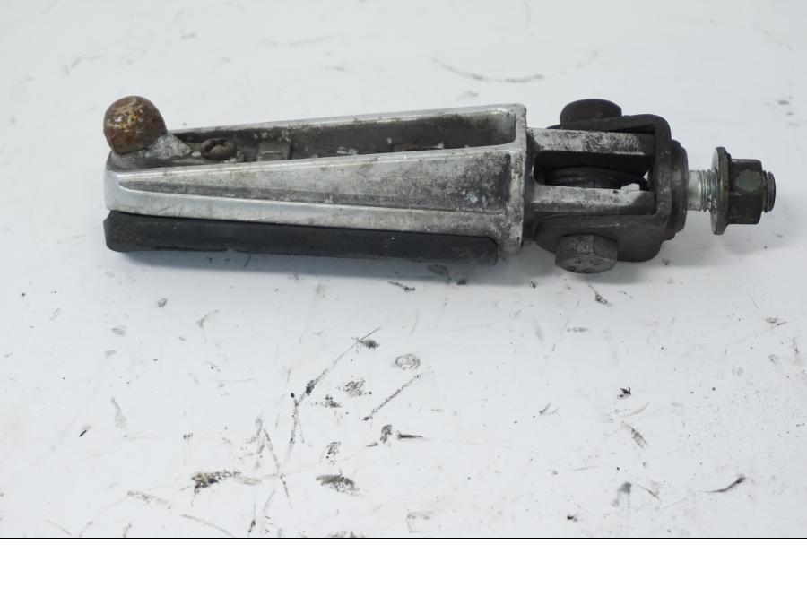 Vänster sida på Fotpinne från en Yamaha YZF 1000 R -1997 motorcykel.