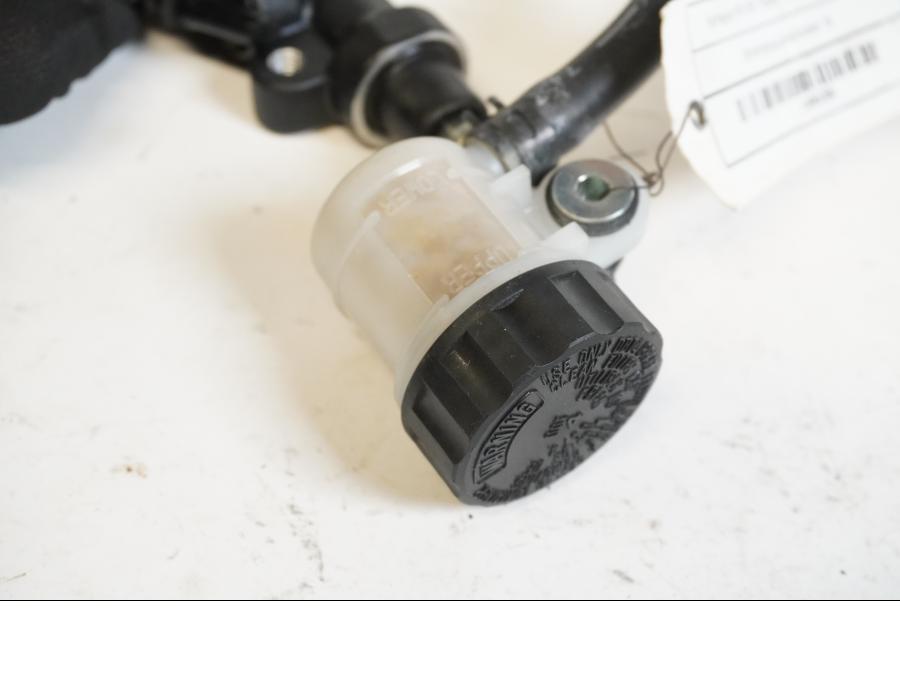 Höger sida på Bromshuvudcylinder från en Yamaha MT-09 Tracer -2015 motorcykel.