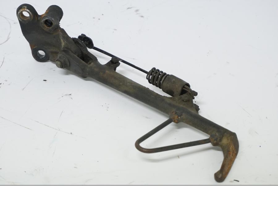 Baksidan på Sidostöd från en Honda VFR 750 -1990 motorcykel.