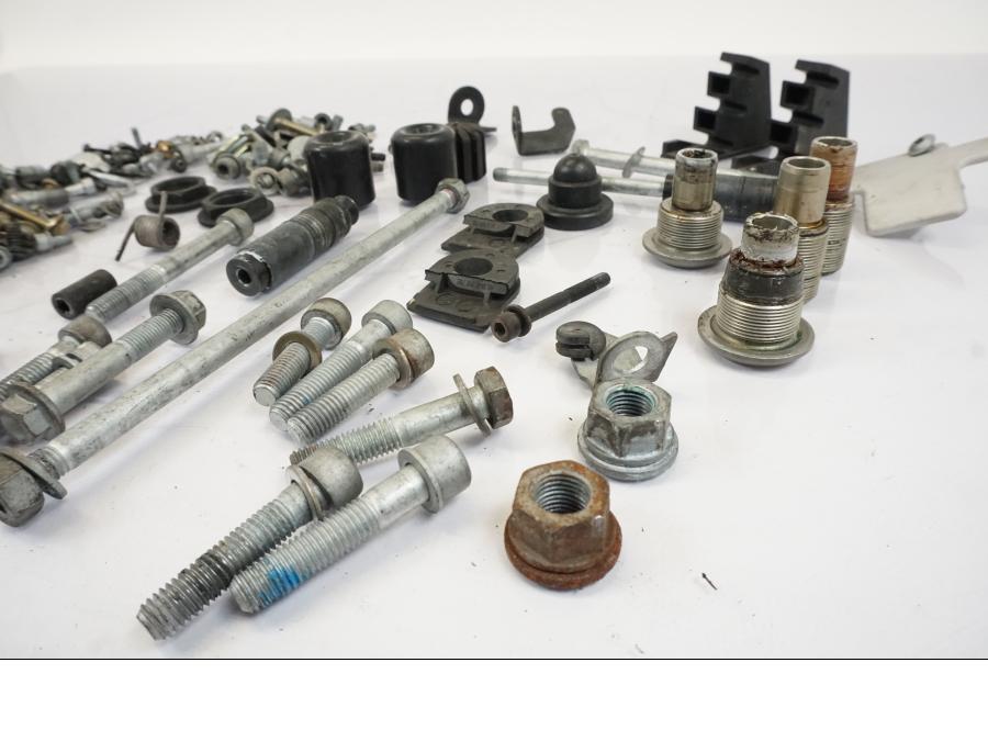 Snett nerifrån på Skruv / Mutter etc från en BMW R 1150 RS -2003 motorcykel.