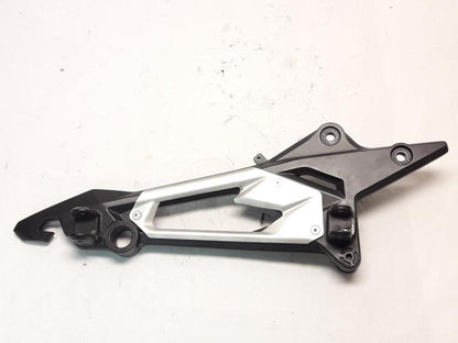 Framsidan på Fotpinnefäste från en Kawasaki Z 800 -2015 motorcykel.