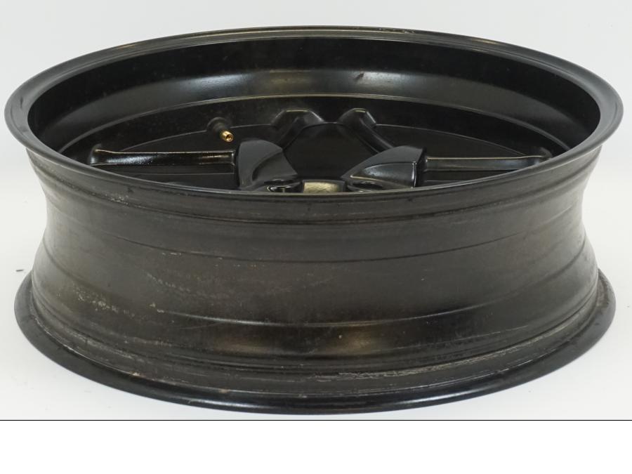 Snett uppifrån på Fälg från en BMW K 1200 S -2006 motorcykel.