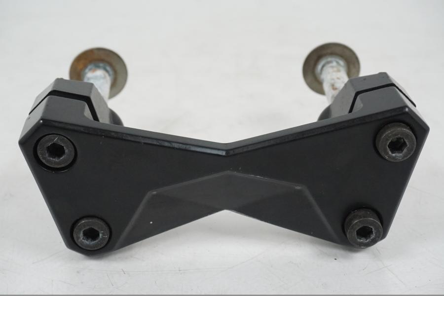 Snett nerifrån på Styrfäste från en Kawasaki Z 750 -2006 motorcykel.