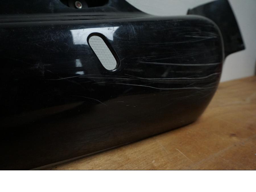 Vänster sida på <p>Bakvinge höger från Suzuki GSX-R 750 1992.</p>

<p>Grova repor.</p> motorcykel.