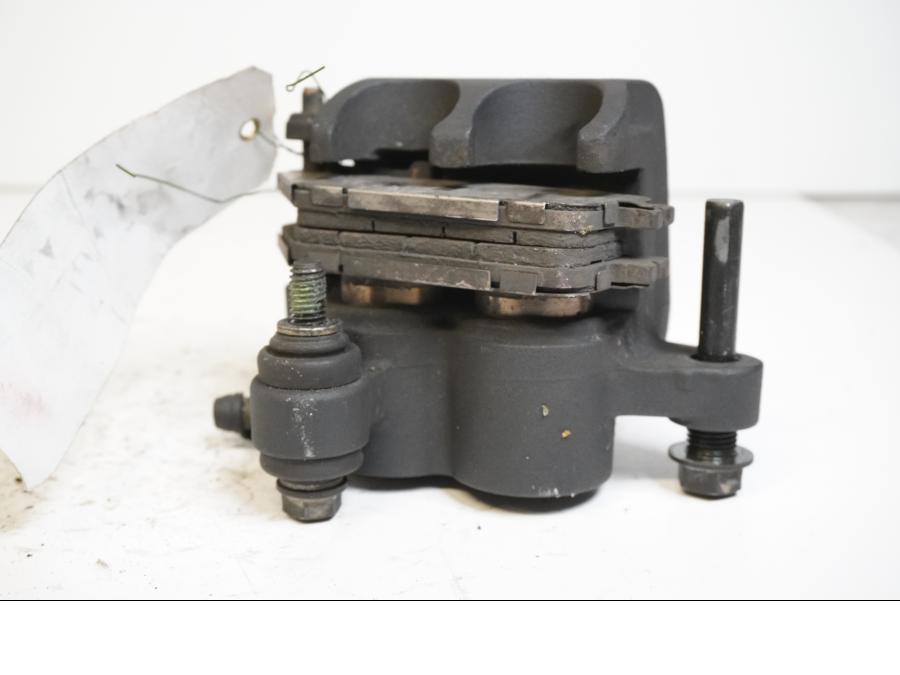 Höger sida på Bromsok från en Yamaha MT-01 -2005 motorcykel.