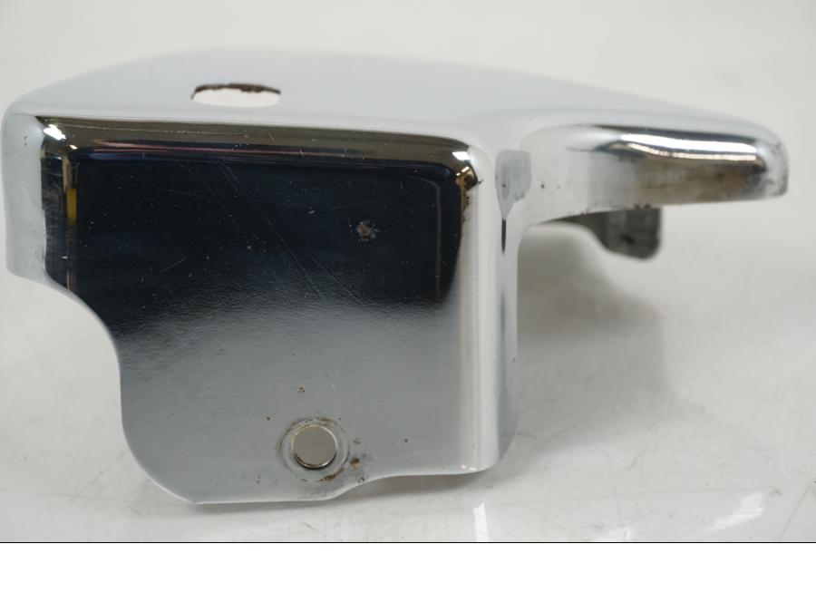 Snett nerifrån på Bromsvätskebehållarkåpa från en Suzuki VS 1400 -1999 motorcykel.