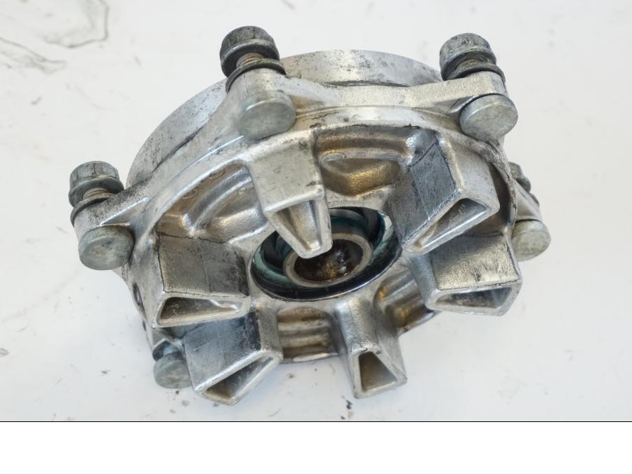 Baksidan på Drevfäste från en Honda CBR 900 RR -2001 motorcykel.