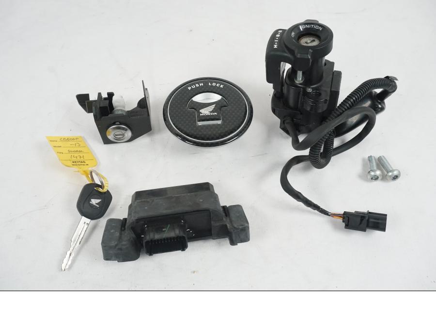 Framsidan på <p>Låssats från Honda CB 500 F 2013.</p>

<p>Tändningslås, antenn, tanklock, sadellås, CDI/ECU och 1st nyckel.</p> motorcykel.